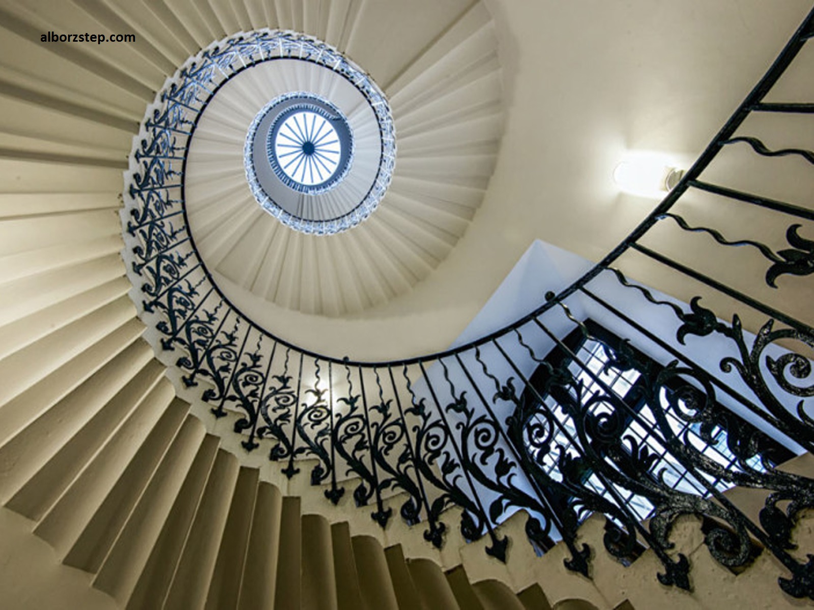 تفاوت پله گرد و پله پیچ - البرز استپ
